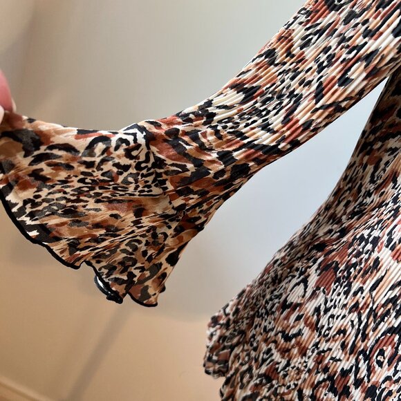 Essentials by Milano pleated Animal Print Blouse XL Ruffled Bell Sleeves Elegant - Picture 2 of 12